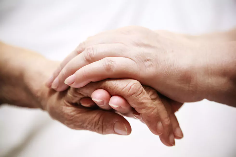 unterstützendes Händehalten Pflegekraft, die die Hand einer älteren Person unterstützend hält, Nahaufnahme.